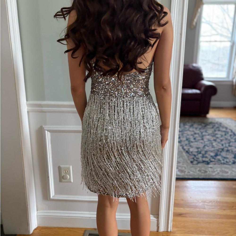 Ashley Lauren One-Shoulder Silver Sequin Fringe Cocktail Dress Never Worn - Picture 3 of 3